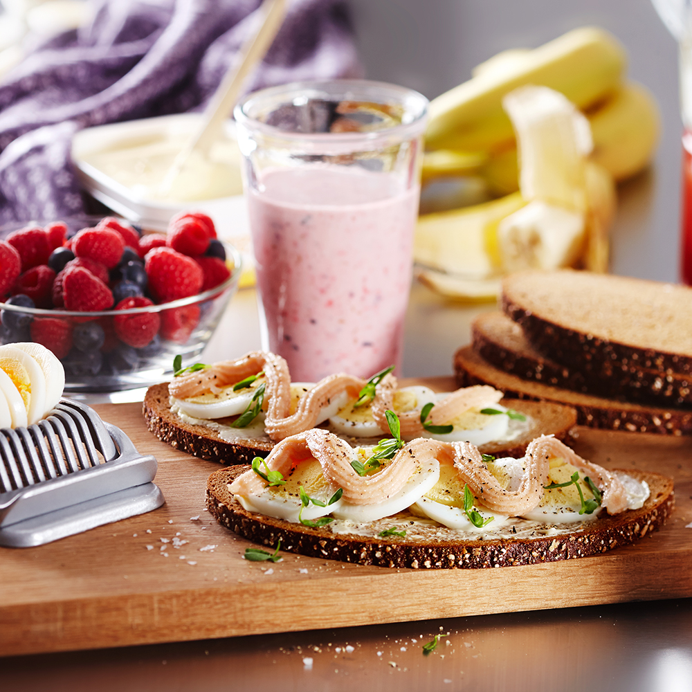 Aamiainen - Smoothie & Kananmuna-mätitahnaleipä