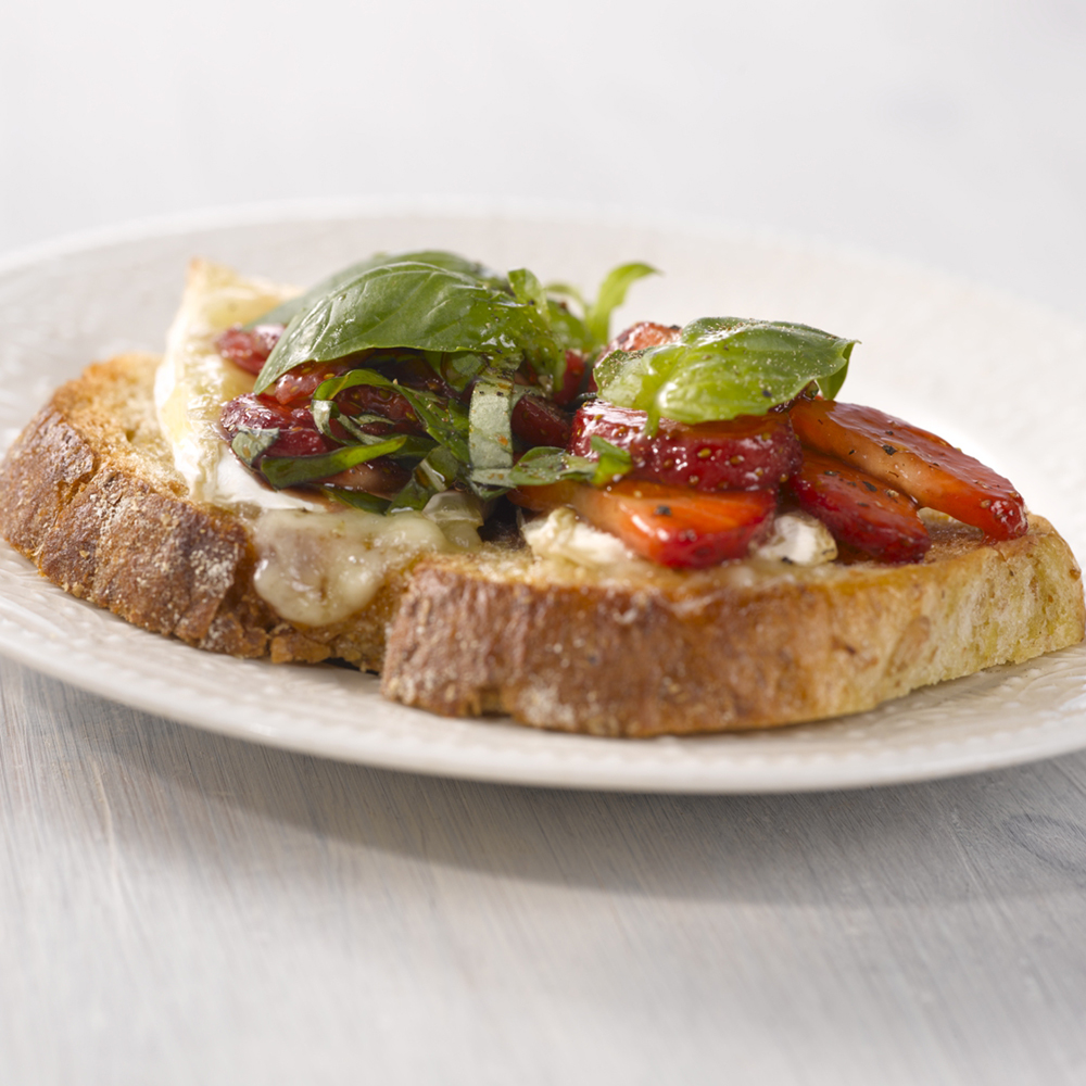 Mansikkainen Brie-uunileipä